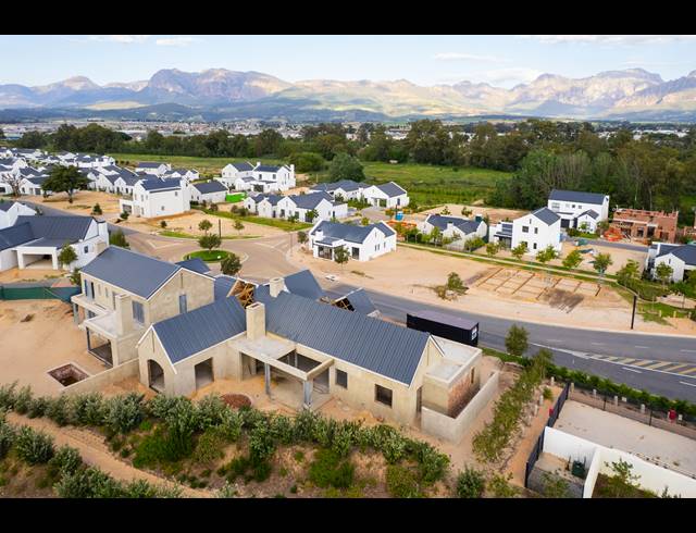 4 BEDROOM FREEHOLD FOR SALE IN PAARL VALLEIJ LIFESTYLE ESTATE